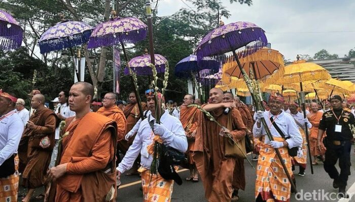**Waisak: Hari Suci Buddha yang Menjadi Momen Kebersamaan Universal di Candi Borobudur**