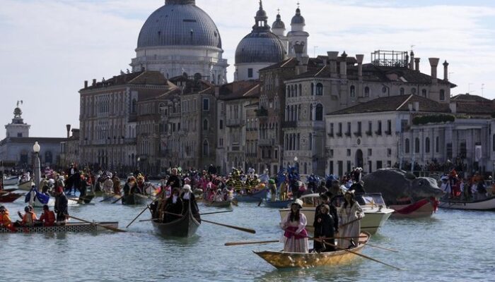 **Venesia Tercekik, Kewalahan Hadapi Ledakan Wisatawan**