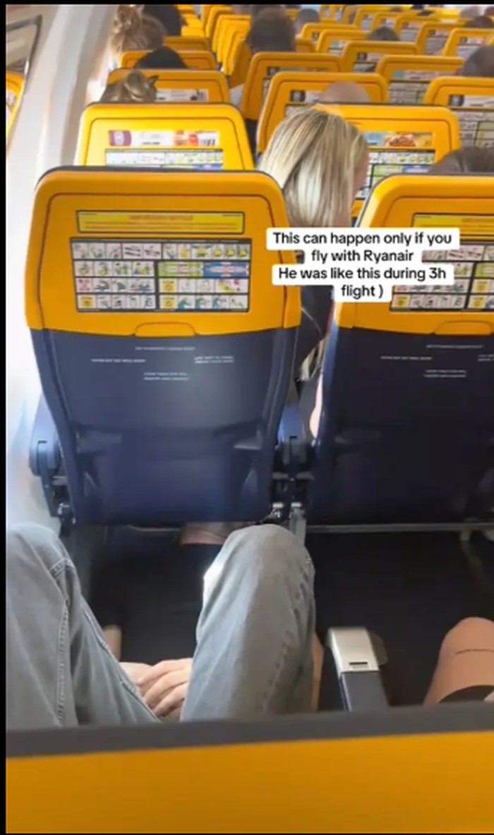 **Ngantuk Banget, Penumpang Ekonomi Ciptakan Posisi Akrobat yang Bikin Heran di Pesawat Ryanair**