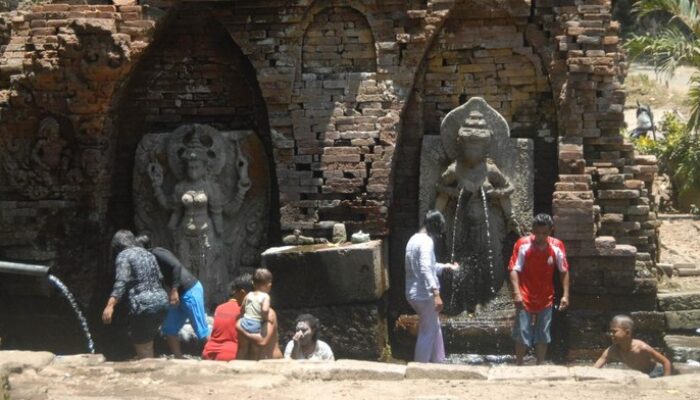 Viral! Wisatawan Rela Ajar Ritual Suci Hanya demi Dapatkan Like Instagram