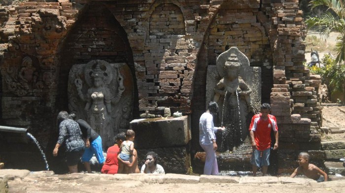 Viral! Wisatawan Rela Ajar Ritual Suci Hanya demi Dapatkan Like Instagram