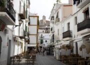 **Hati-Hati Liburan ke Spanyol! Main HP Sambil Jalan Bisa Kena Denda**