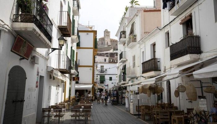 **Hati-Hati Liburan ke Spanyol! Main HP Sambil Jalan Bisa Kena Denda**