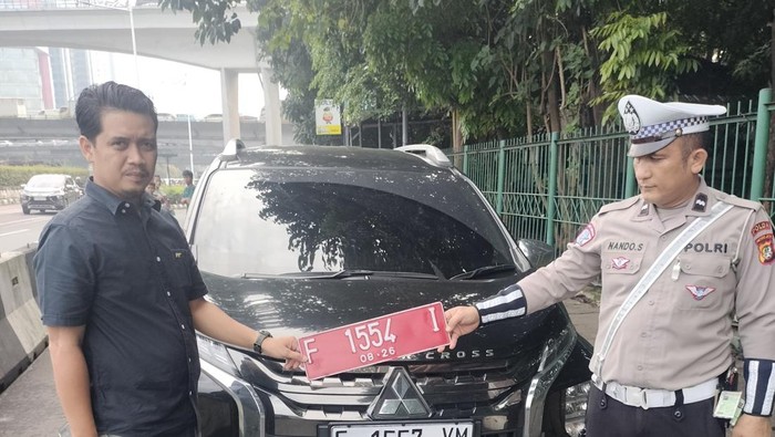 Duh! Xpander Pelat Merah Ditukar Jadi Pelat Putih, Polisi Bertindak - Kasus Pelanggaran TNKB di Jaktim