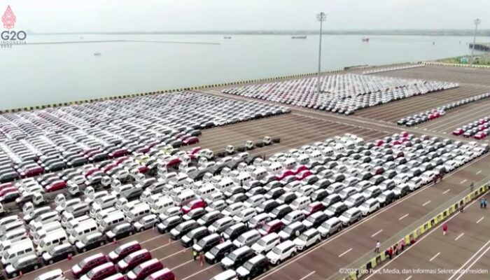 “Penjualan Mobil Dalam Negeri Nyungsep, Ekspor Ikut Tiarap: Krisis Industri Otomotif Menyapu”