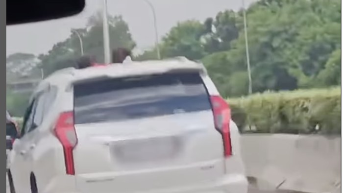 [Bocah Nongol dari Sunroof Pajero di Tol: Risiko Fatal yang Terlupakan]
