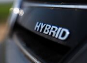 **Performa Mobil Listrik Indonesia: Menyalip Penjualan Mobil Hybrid!**