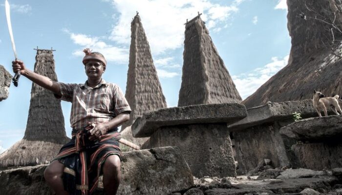 **Ratenggaro: Kenapa Warlok Berani Palak Wisatawan? Kemenpar Ungkap Alasannya**