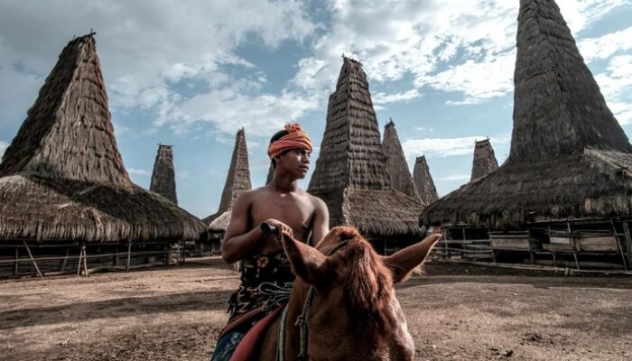 **Langkah Kemenpar Mencegah Pemalakan Terhadap Wisatawan Tak Terulang di Kampung Adat Ratenggaro, NTT**