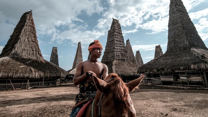 **Langkah Kemenpar Mencegah Pemalakan Terhadap Wisatawan Tak Terulang di Kampung Adat Ratenggaro, NTT**