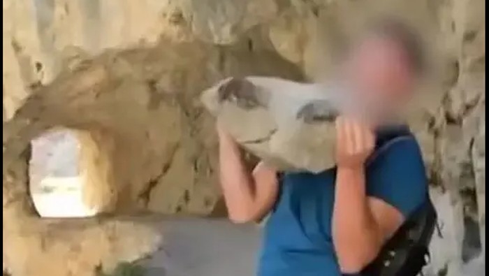 [Demi Konten, Turis Lempar Batu ke Jurang Tak Peduli Bahayakan Turis Lain]