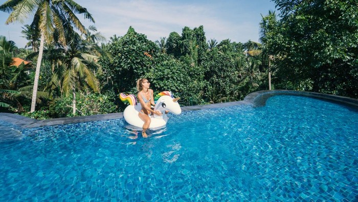 **Biadab! Turis Lecehkan Remaja di Kolam Renang Singapura**