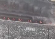 **Geger! Atap Menara Genderang di China Runtuh Nyaris Timpa Wisatawan**