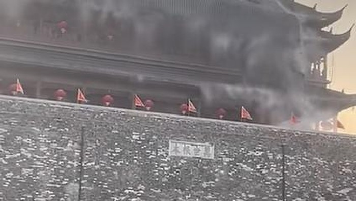 **Geger! Atap Menara Genderang di China Runtuh Nyaris Timpa Wisatawan**