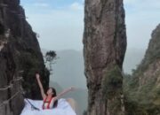 “Adu Nyali di Atas Tebing China: Coba atau Kebanggaan Diri Hilang”