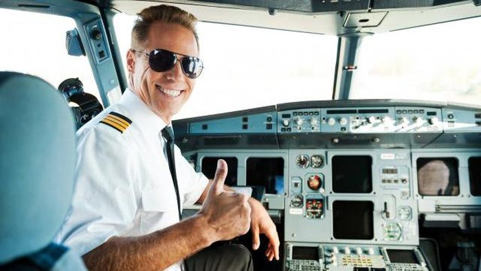 **Misteri Tanda di Seragam Pilot: Apa Artinya Saat Anda Berada di Bandara atau Pesawat?**