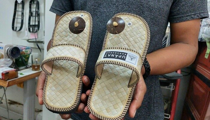 **Sandal Upanat Bukan Sandal Sembarangan: Tradisi Konservasi di Candi Borobudur**