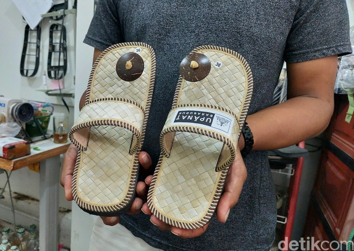 **Sandal Upanat Bukan Sandal Sembarangan: Tradisi Konservasi di Candi Borobudur**