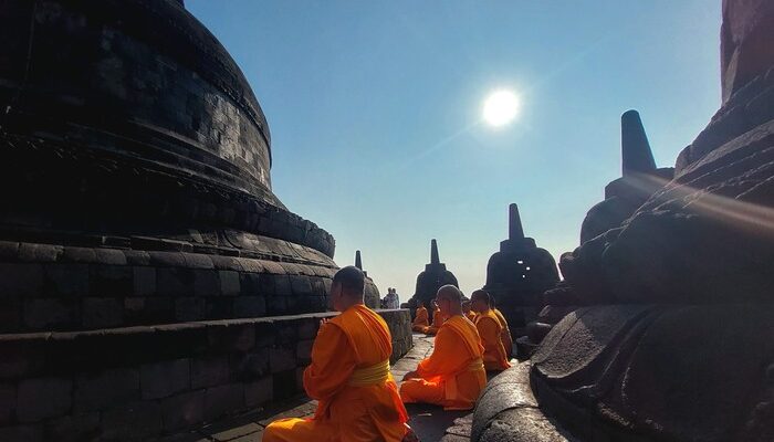 **Langkah InJourney Jadikan Borobudur Destinasi Kelas Dunia: Megahnya Waisak 2025**