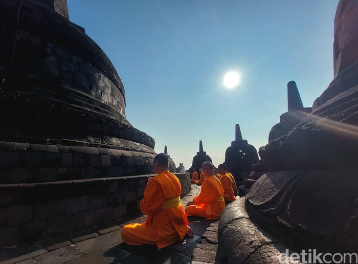**Langkah InJourney Jadikan Borobudur Destinasi Kelas Dunia: Megahnya Waisak 2025**