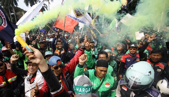 “Perjuangan Ojol Teriak Upahnya Dibabat Aplikator: Solusi dari Istana untuk Aksi Driver”