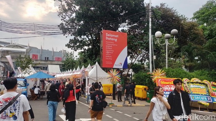 Blok M Ramai, Warga Meriahkan HUT DKI Ke-498 dengan Semangat