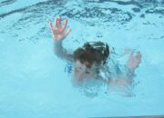 “Kecelakaan Mengerikan di Kolam Renang: Turis Tewas Terapung, Tamu Hotel Geger”