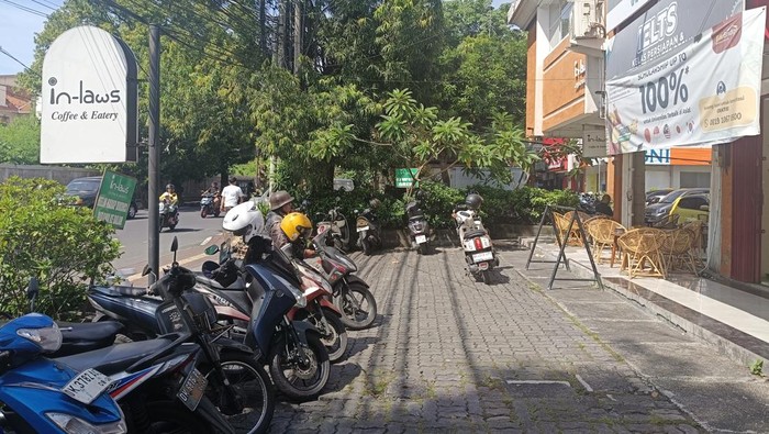**Parkir Motor Rp 5 Ribu di Jalan Diponegoro Bali, Viral dan Respons Warganet!**