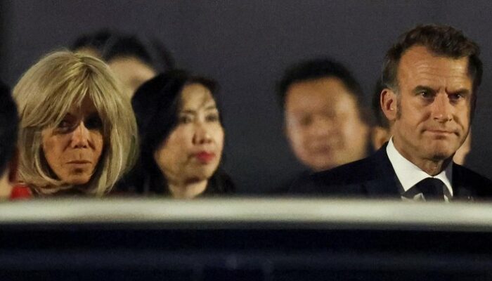 “Ryanair Bersarkas dengan Meme Macron Ditoyor, Netizen Berdecak!”