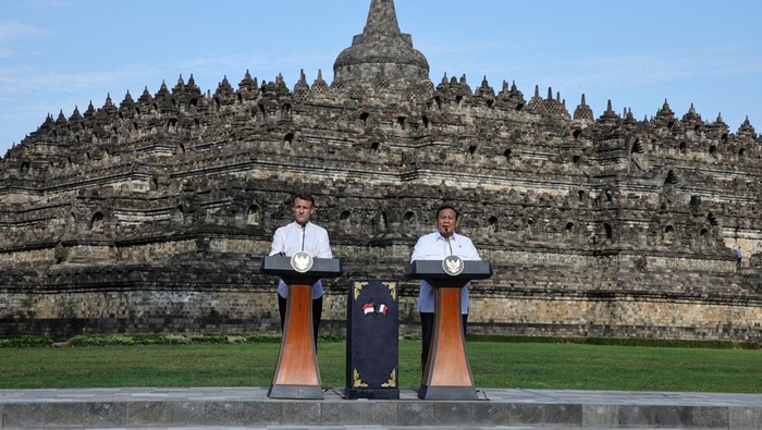 **Macron Sentuh Stupa di Candi Borobudur: Mitos Kuno dan Keajaiban Budaya**