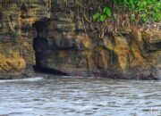 **Gua Ratu Laut Selatan: Tempat Mistis di Pantai Karang Hawu, Sukabumi**