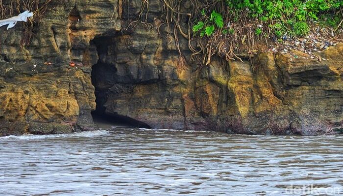 **Gua Ratu Laut Selatan: Tempat Mistis di Pantai Karang Hawu, Sukabumi**