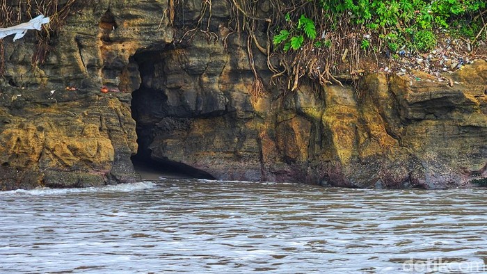 **Gua Ratu Laut Selatan: Tempat Mistis di Pantai Karang Hawu, Sukabumi**