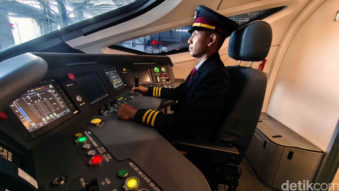 **Ingin Jadi Masinis atau Pramugari Whoosh? Ini Syaratnya!**