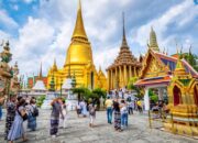 **Turis Emak-emak asal RI Joget di Kuil Suci Bangkok, Warganet Thailand Protes**