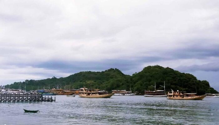 **Ditelantarkan Agen Travel Nakal, Turis Kapok ke Labuan Bajo**