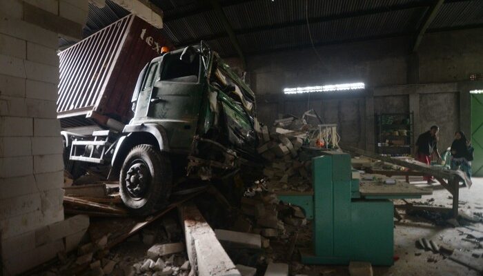 Truk-Bus: Si Kebab Kematian di Jalan, Perhatikan Sopir!