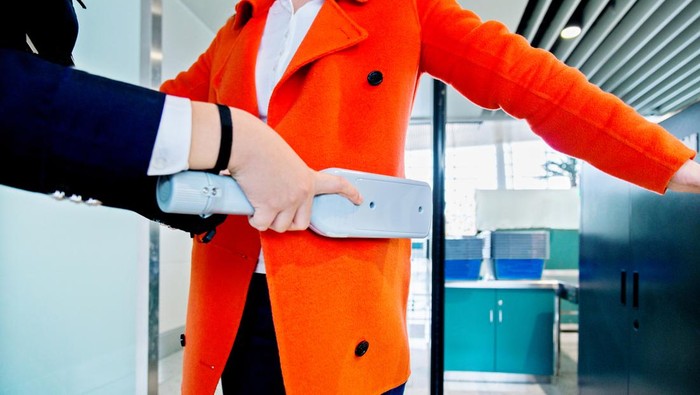 **Cerita Mengejutkan Penumpang dari Cornwall: Ditelanjangi di Bandara karena Payudara Prostetik**