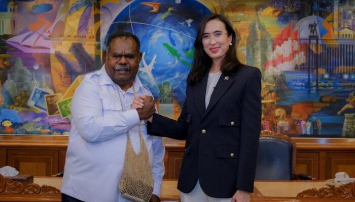 “Menpar Widiyanti Unggah Video Gubernur Papua Barat Daya, Digeruduk #saverajaampat: Kontroversi Destinasi Wisata yang Membuat Heboh!”