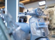 Merayakan Ulang Tahun ke-79, Vespa Hadirkan Warna Baru Primavera dan Sprint dengan Teknologi Terkini