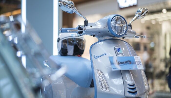 Merayakan Ulang Tahun ke-79, Vespa Hadirkan Warna Baru Primavera dan Sprint dengan Teknologi Terkini