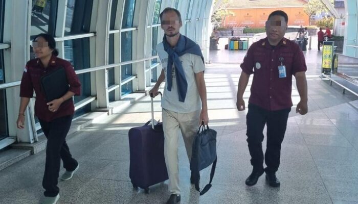 **Turis Rusia Terperangkap di Bali, Dideportasi Imigrasi**