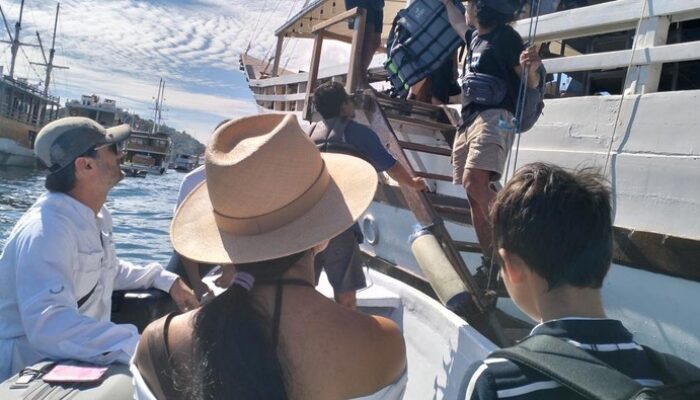 **20 Turis yang Ditipu Agen Travel Terharu Saksikan Keindahan TN Komodo di Labuan Bajo**