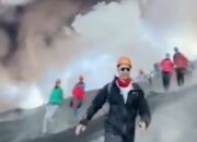 **Turis-turis Bandel Abaikan Peringatan Sebelum Gunung Etna Erupsi di Pulau Sisilia**