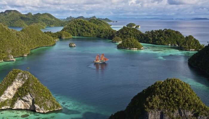 “Raja Ampat Ancaman Dari Dalam, Denny Sumargo dan Komunitas Serukan Save Raja Ampat”
