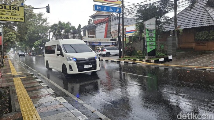 Hujan Deras di Lembang: Kejutan Sejuk Menenggelamkan Kebahagiaan Libur Panjang