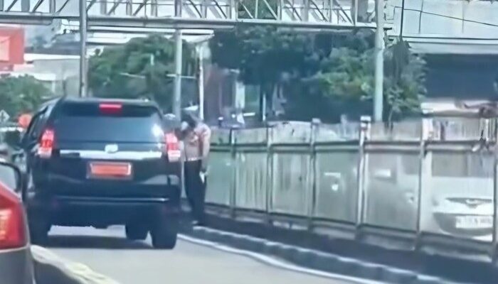 [Viral! Pengemudi Mobil Dinas Tak Terima Dikurung, Ancaman Hukuman Ini Menghebohkan!]