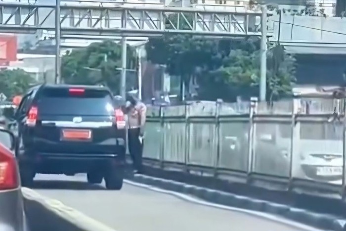 [Viral! Pengemudi Mobil Dinas Tak Terima Dikurung, Ancaman Hukuman Ini Menghebohkan!]
