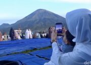 **Salat Iduladha di Hati Gunung Sindoro-Sumbing: Fenomena Viral yang Wajib Dikunjungi**