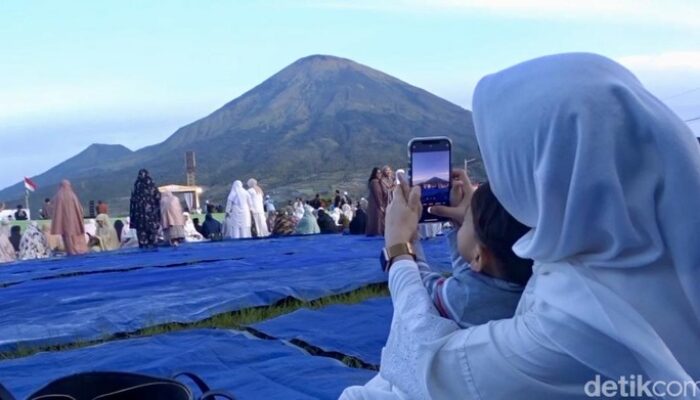 **Salat Iduladha di Hati Gunung Sindoro-Sumbing: Fenomena Viral yang Wajib Dikunjungi**